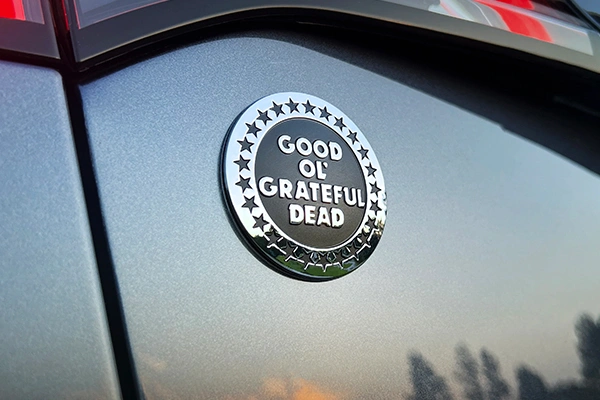 Decorative-zinc-alloy-logo-designed-with-three-dimensional-structure-to-enhance-brand-presence